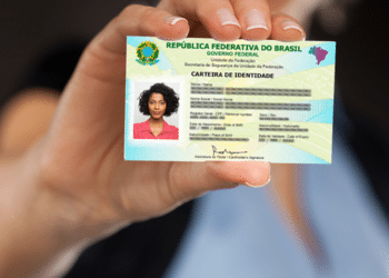 Cidadã apresentando a nova Carteira de Identidade Nacional emitida após processo de agendamento.