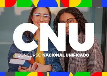 Estudantes sorrindo enquanto consultam materiais sobre o Concurso Nacional Unificado 2.