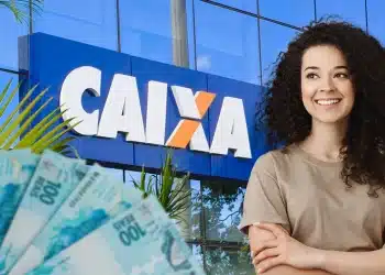 Jovem profissional feminina sorrindo em frente à agência da Caixa Econômica Federal com notas de 100 Reais, ilustrando a busca por oportunidades de alto salário no novo concurso da Caixa para nível superior.