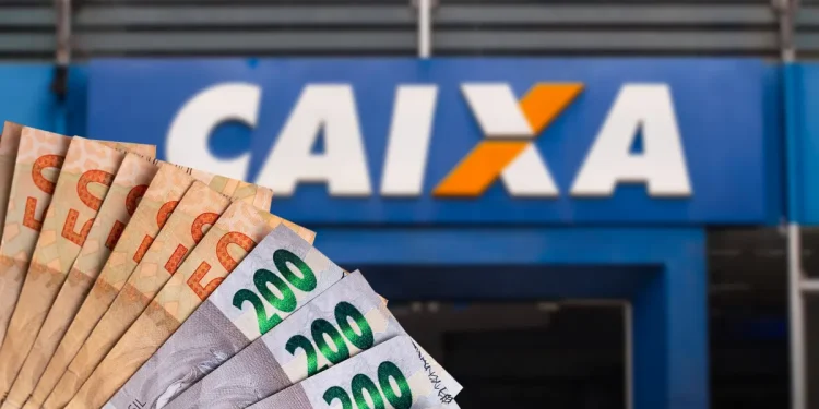 Cédulas de reais em diferentes valores em frente à fachada da Caixa Econômica Federal