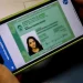 Mãos segurando smartphone com imagem da Carteira de Identidade Digital do Rio de Janeiro