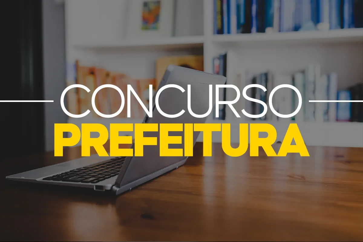 Concurso Prefeitura- Oportunidades e Inscrições Laptop aberto sobre mesa de madeira com estante de livros ao fundo e texto Concurso Prefeitura em destaque