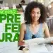 Mulher jovem estudando com fones de ouvido em café, foco em concurso da prefeitura