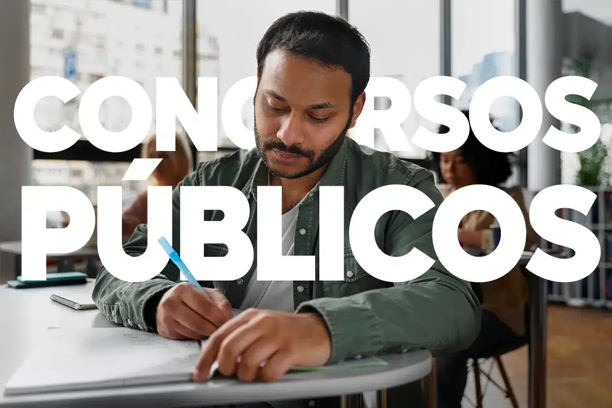 Concurso Público 2025: Estude com Foco e Sucesso Jovem concentrado estudando para concursos públicos em ambiente moderno com outra pessoa ao fundo