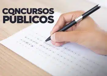 Pessoa marcando respostas em prova de múltipla escolha de concursos públicos com caneta preta