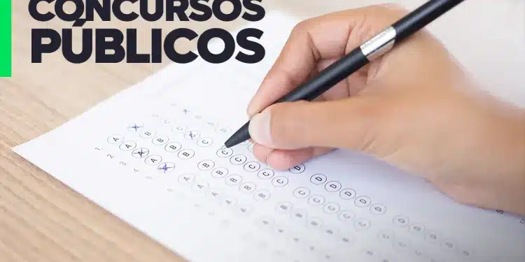 Pessoa marcando respostas em prova de múltipla escolha de concursos públicos com caneta preta
