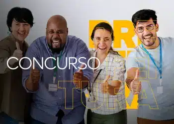 Grupo de profissionais sorrindo e motivados, celebrando a abertura de 2 novos editais de concurso da Prefeitura com 150 vagas