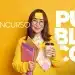 Jovem mulher sorridente com livros, café e anotações, preparando-se para concurso público