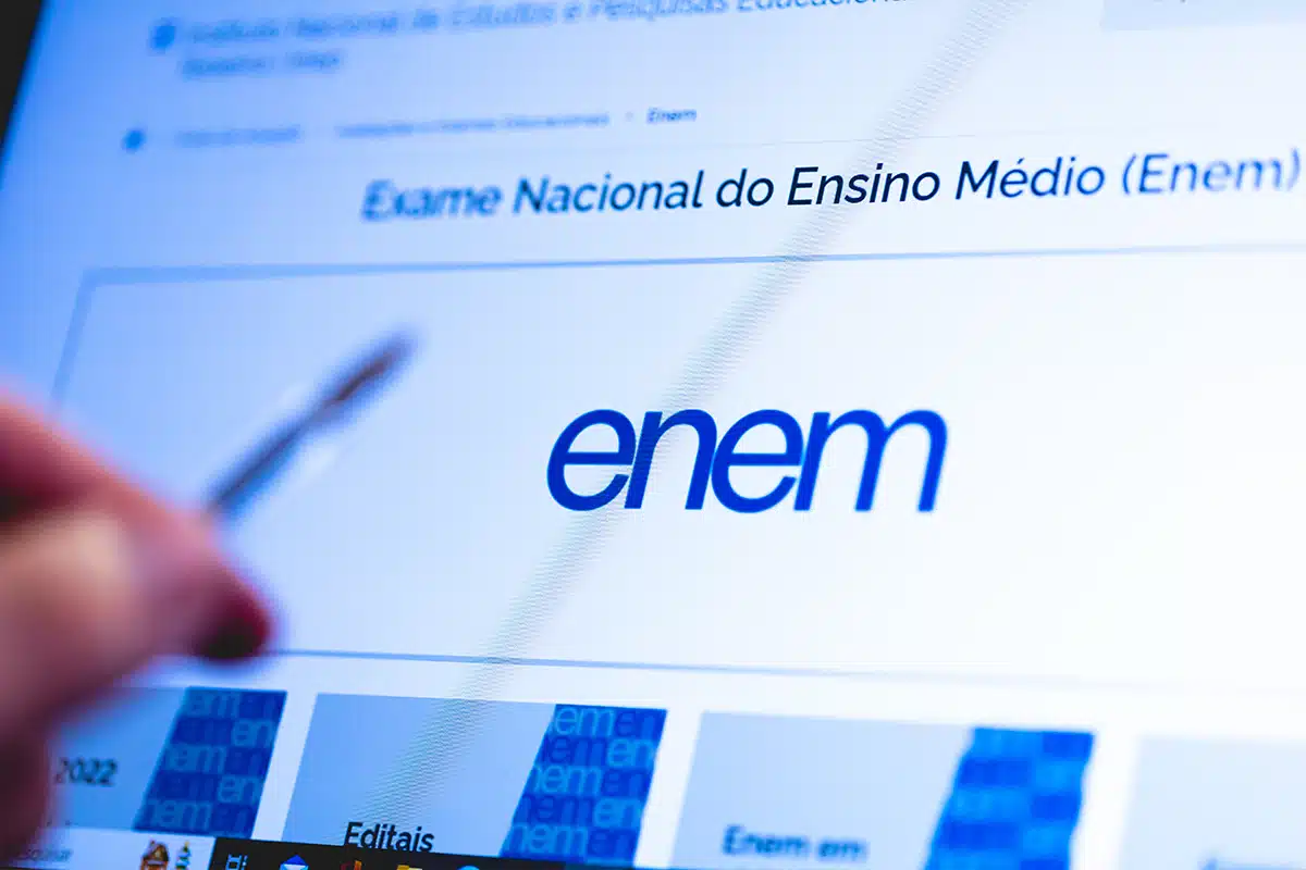 Página oficial do ENEM Tela de computador mostrando site oficial do ENEM com logo e links para editais