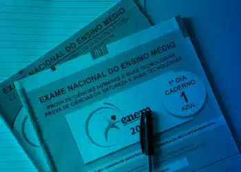 adernos do Exame Nacional do Ensino Médio 1º dia caderno azul com caneta preta sobre mesa azul