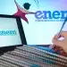 Estudante segurando caneta com cadernos e laptops mostrando logo do ENEM - Exame Nacional do Ensino Médio