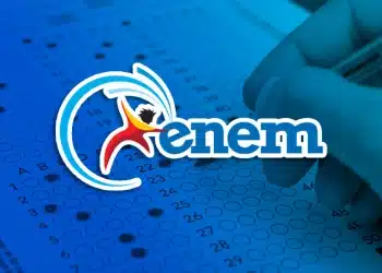 Prova do Enem com resposta marcada e mão segurando caneta para preenchimento