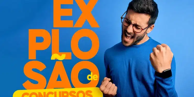 Homem comemorando vitória com expressão animada e fundo azul, texto laranja e amarelo Explosão de Concursos