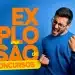 Homem comemorando vitória com expressão animada e fundo azul, texto laranja e amarelo Explosão de Concursos