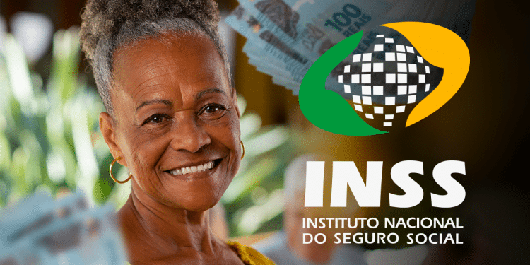 Aposentada feliz recebendo benefício previdenciário do INSS com antecipação anunciada