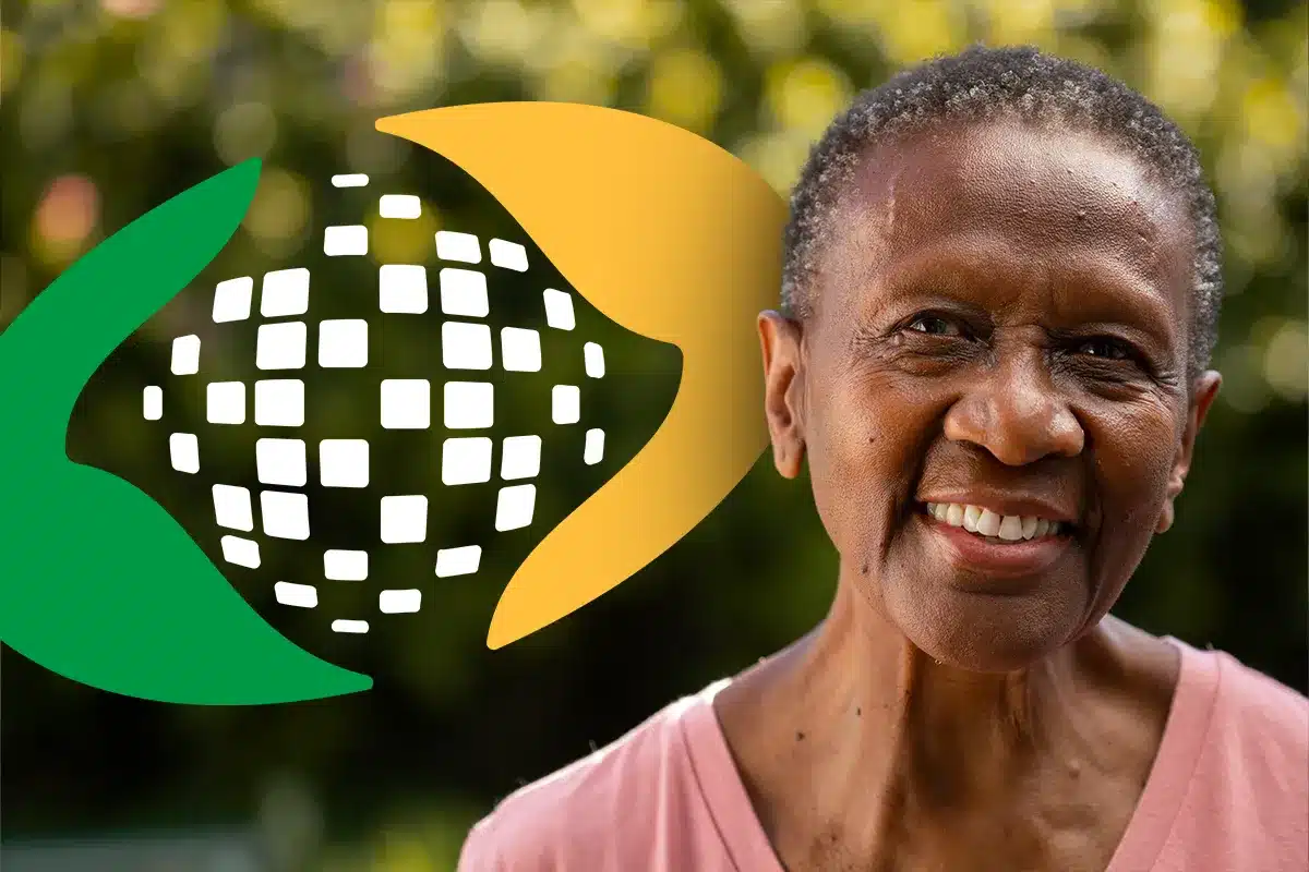Beneficiários do INSS: Como Consultar Datas e Extratos de Pagamento de Forma Rápida e Segura Mulher idosa sorrindo, representando a facilidade de acesso às informações do INSS, com o logotipo da instituição em destaque.