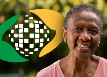 Aposentada sorridente com logo do INSS representando prazo para pedido de ressarcimento até 14 de novembro