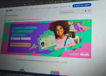 Mulher sorrindo segurando a nova Carteira de Identidade Nacional com skate azul e fundo colorido