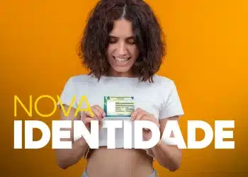 Mulher sorrindo mostrando a nova carteira de identidade brasileira em fundo amarelo