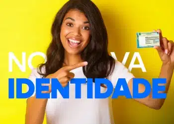 Mulher sorridente com camiseta branca segurando e apontando para uma nova identidade em fundo amarelo