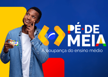 Jovem pensativo segurando cartão Pé-de-Meia da CAIXA com logo do programa ao fundo