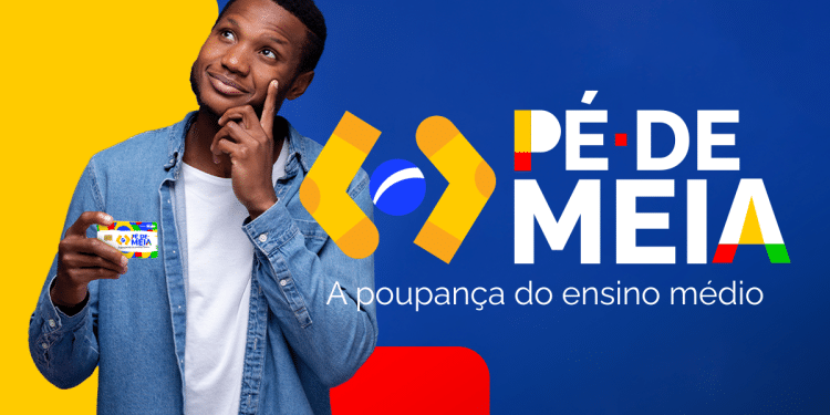 Jovem pensativo segurando cartão do programa Pé de Meia, fundo colorido azul, amarelo e vermelho.