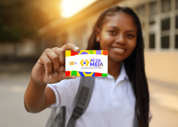 Jovem estudante mostrando o cartão do programa Pé-de-Meia.