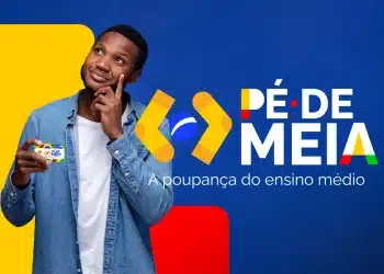 Jovem estudante com cartão do Pé-de-Meia consultando calendário de pagamentos 2025