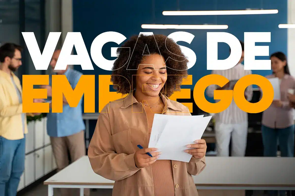 Vagas de emprego disponíveis com avaliação de currículo Mulher sorridente segurando documentos em escritório, com pessoas ao fundo e texto vagas de emprego