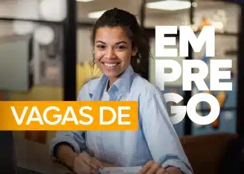 Jovem profissional sorridente em ambiente de escritório com anúncio de vagas de emprego