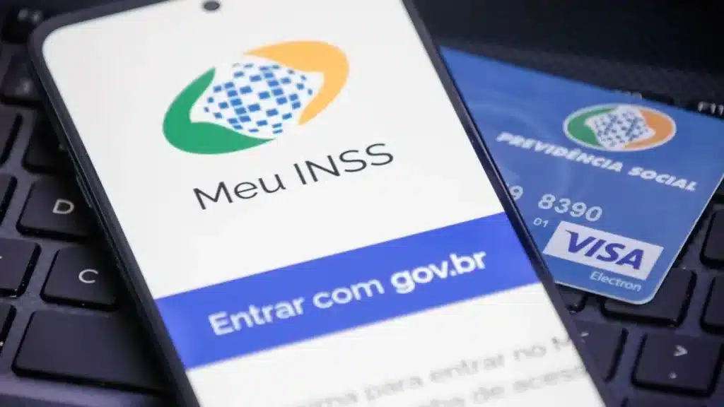 Meu INSS e Cartão: Proteja Seus Dados Digitais Contra Fraudes da Prova de Vida Smartphone exibindo o aplicativo "Meu INSS" com a opção "Entrar com gov.br", ao lado de um cartão do "Previdência Social" com logo Visa Electron, simbolizando a interação digital com o INSS e a necessidade de segurança.