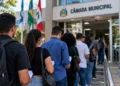 Candidatos em frente a uma Câmara Municipal representam novos concursos em Rio Azul e Nova Módica.