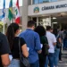 Candidatos em frente a uma Câmara Municipal representam novos concursos em Rio Azul e Nova Módica.