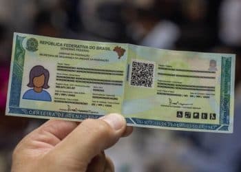 Nova Carteira de Identidade Nacional aberta exibindo frente e verso com QR Code.