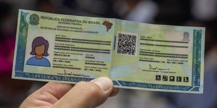 Nova Carteira de Identidade Nacional aberta exibindo frente e verso com QR Code.