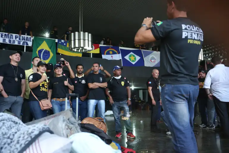 Dicas para Passar em Concursos Públicos Pessoa marcando respostas em prova de múltipla escolha de concursos públicos com caneta preta