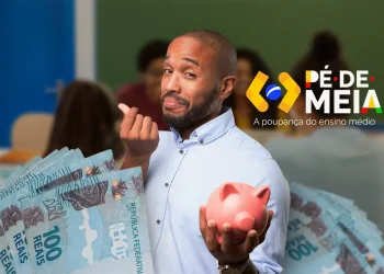 Professor segurando cofre e cédulas representando nova funcionalidade do Pé de Meia na Caixa