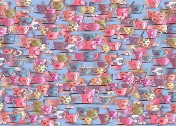 Teste visual com várias xícaras de café e chá coloridas, decoradas com corações e flores sobre fundo azul.