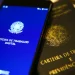 Smartphone exibindo a Carteira de Trabalho Digital ao lado de uma Carteira de Trabalho e Previdência Social física.