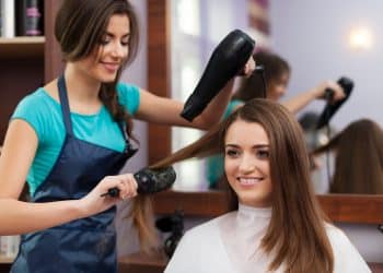 Profissional atendendo cliente em salão de beleza como exemplo de negócio escalável.
