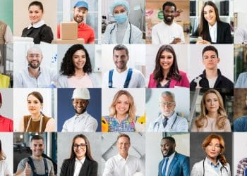 Colagem com 30 fotos de pessoas sorrindo em diversas profissões e roupas de trabalho variadas.