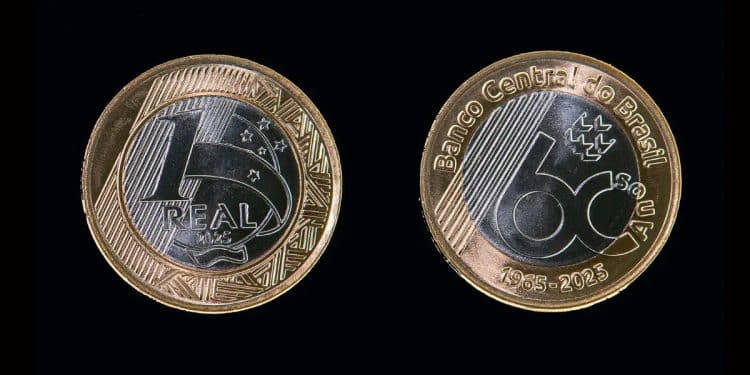 Anverso e reverso da moeda de 1 real comemorativa dos 60 anos do Banco Central (1965-2025). Procurada por colecionadores devido ao seu valor, especialmente com erro de cunhagem.
