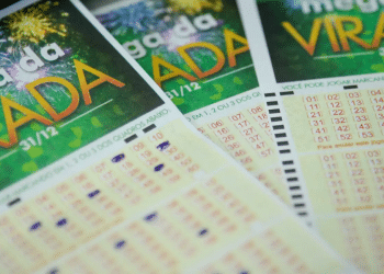 Volantes oficiais da Mega da Virada 2025 com grade numérica e arte comemorativa de fim de ano.