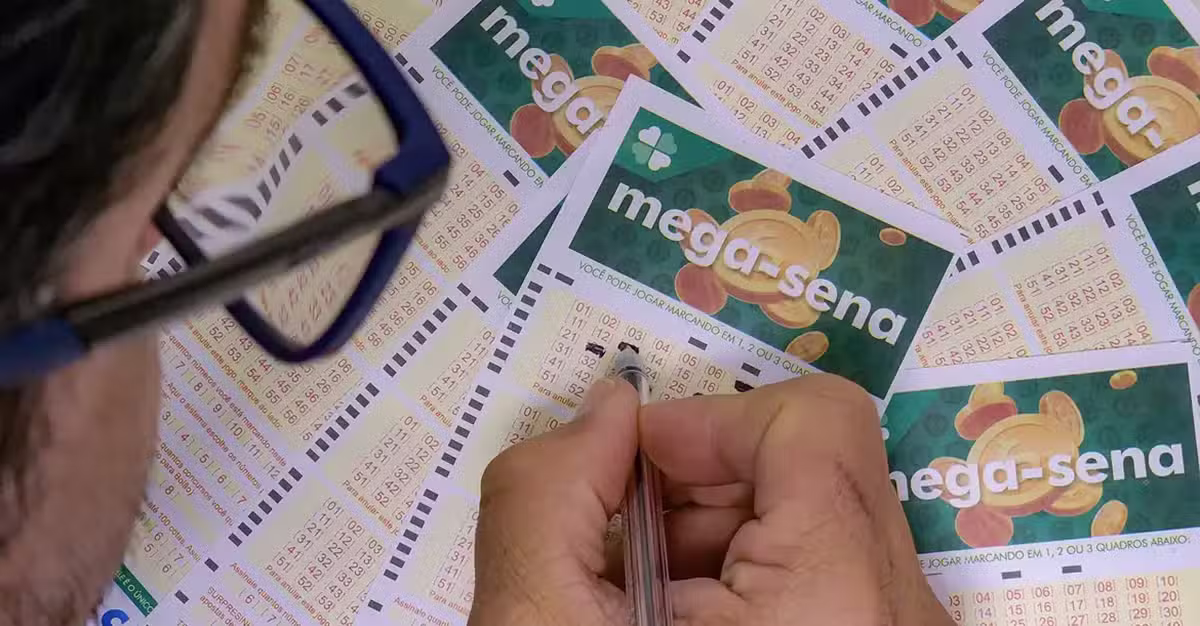 Agencia Brasil jlh png Mulher de óculos, marcando cartelas de apostas para mega-sena