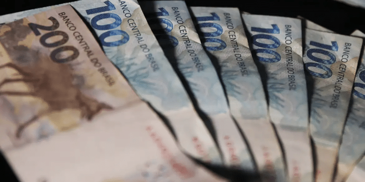 Beneficiários do INSS com cartão final 1 e 6 recebem até R$ 8.157,41 em janeiro.