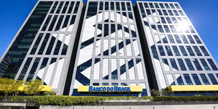 Sede do Banco do Brasil com fachada moderna e jardim frontal
