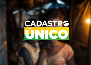 Fundo desfocado, mulher segurando criança em ambiente modesto com texto Cadastro Único em destaque