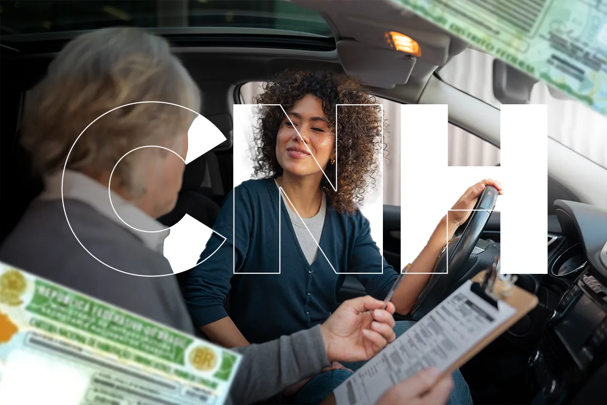 Carteira Nacional de Habilitação Digital BR Mulher mostrando carteira nacional de habilitação digital exibida no celular dentro do carro
