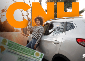 Mulher sorrindo ao segurar a chave do carro ao lado de um veículo, representando mudanças no processo da CNH no Brasil.