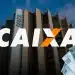 Imagem ilustrativa sobre o valor de R$ 6.220 disponíveis na CAIXA para brasileiros, com notas de 100 reais e a fachada de uma agência CAIXA ao fundo.